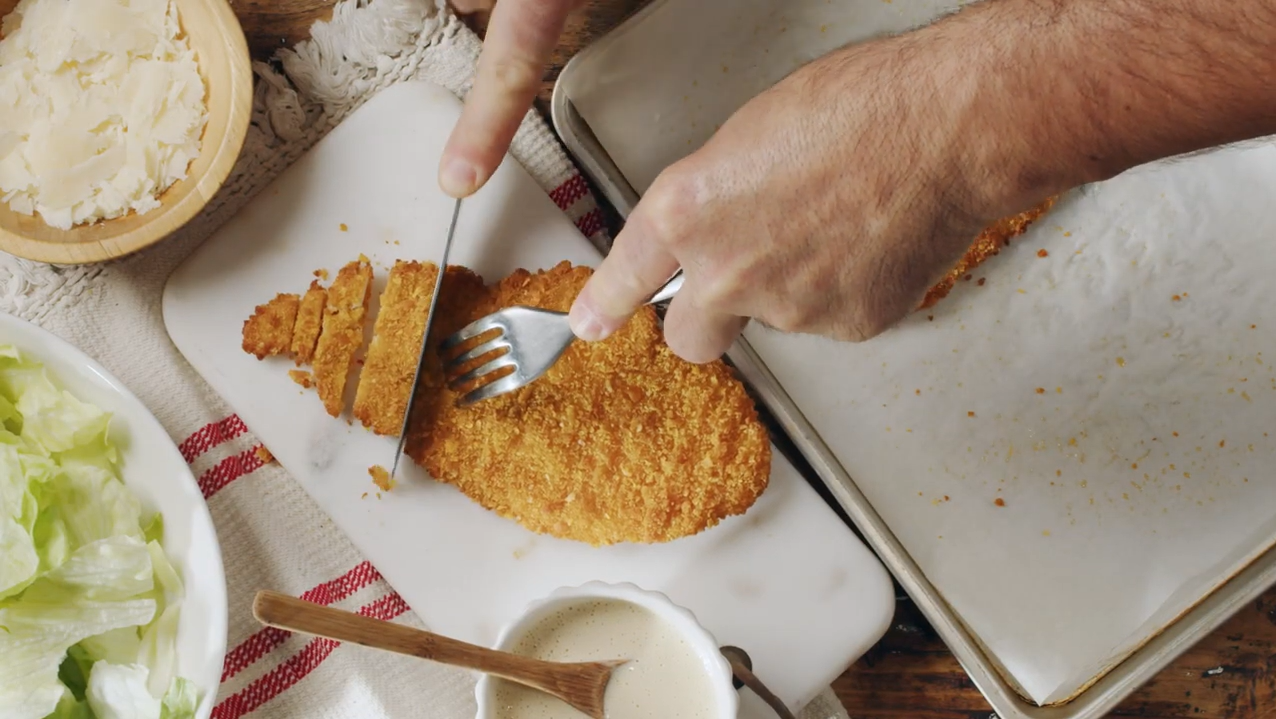 preparazione caesar salad taglio cotoletta